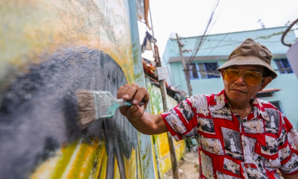 Người họa sĩ già miệt mài vẽ nên mùa xuân cho con phố nhỏ ở Sài Gòn