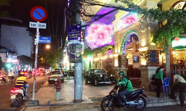 'Nở rộ' dịch vụ đưa người say về nhà tại các quán nhậu