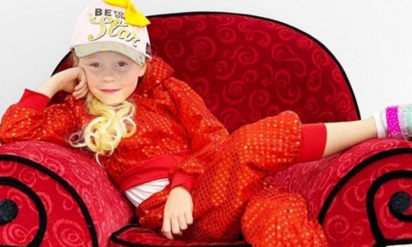 Cô bé 5 tuổi bị bại não kiếm 18 triệu USD/năm từ Youtube