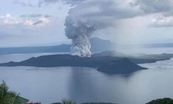 Núi lửa ở Philippines bỗng phun trào sau 40 ngưng hoạt động