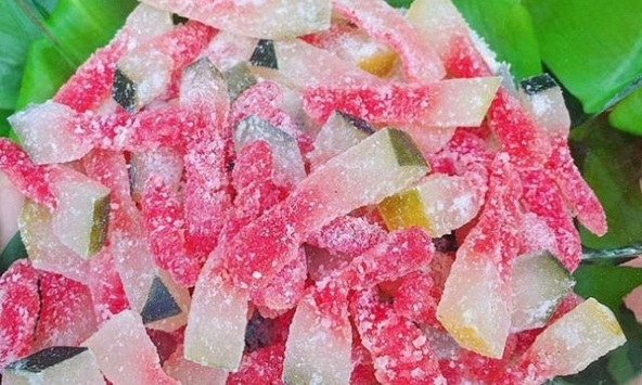 Chị em nội trợ Hà Nội gom vỏ trái cây 'bỏ đi' làm mứt tết