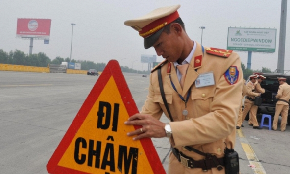 CSGT tiến hành đo nhanh nồng độ cồn với tài xế lái xe vào cao tốc