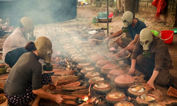 Chuyện lạ làng Vũ Đại: Đeo mặt nạ phòng độc để kho nồi cá bạc triệu