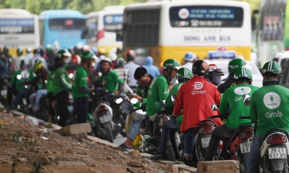 Grab, Go-Viet tăng bao nhiêu tiền phụ phí đặt xe dịp Tết?
