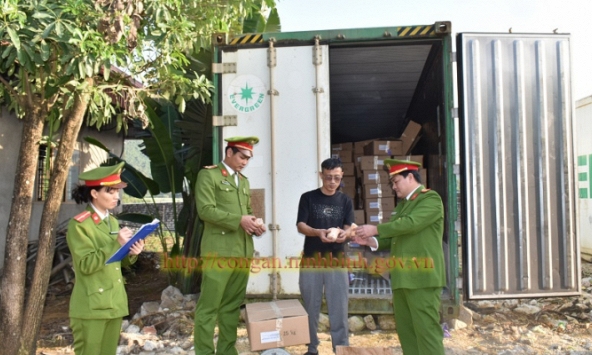 Bắt giữ gần 50 tấn thịt trâu, chân lợn không rõ nguồn gốc