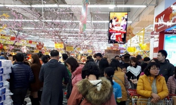 Các siêu thị lớn ở Hà Nội 'thất thủ' vì dân đi sắm tết