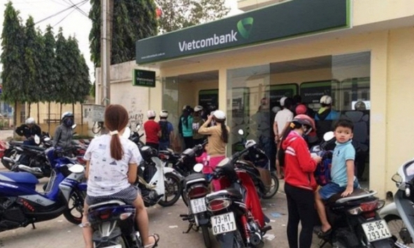 Cây ATM quá tải vì nhiều người xếp hàng rút tiền ngày cận tết