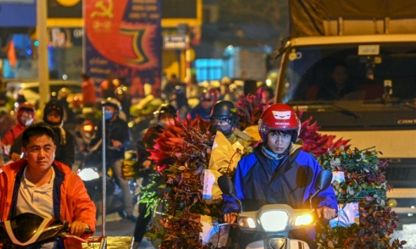 Chợ hoa Quảng Bá quá đông khách gây tắc đường hàng km từ sáng sớm ngày 28 Tết