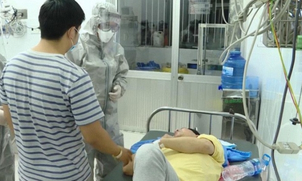 Nữ nhân viên khách sạn nơi cha con người Trung Quốc ở có dấu hiệu nhiễm virus corona