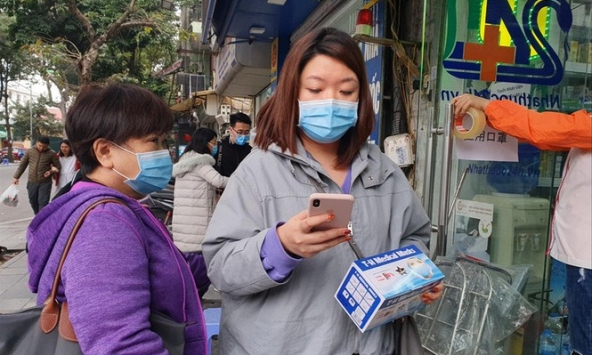 Giá khẩu trang 'nhảy múa', người dân lùng sục mua trong tình trạng 'cháy' hàng