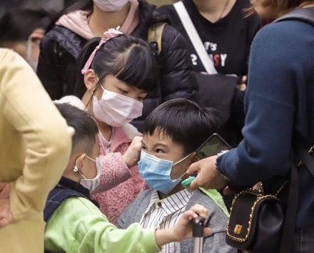 Virus corona hoành hành, phụ huynh thà cho con nghỉ học, mất bài!