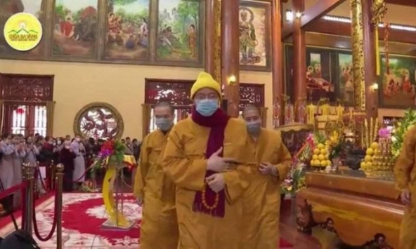 Trụ trì chùa Ba Vàng đeo khẩu trang khi thuyết giảng cho Phật tử