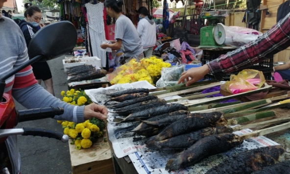 Tiểu thương hốt bạc nhờ nướng cá cúng vía Thần Tài