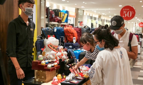 Vắng người mua sắm, trung tâm thương mại giảm doanh thu