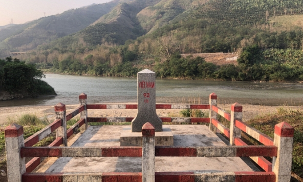 'Nhìn dòng sông sóng ngầu lên sắc đỏ'