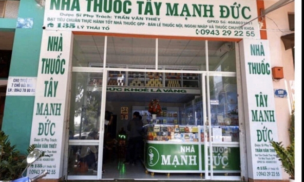 Xử phạt hàng loạt nhà thuốc 'găm' khẩu trang y tế