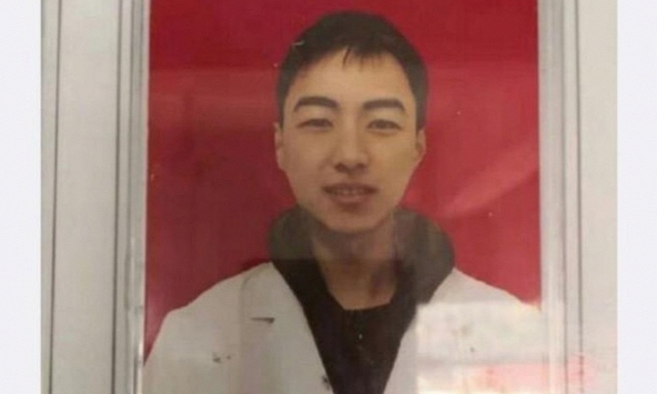 Bác sĩ 28 tuổi qua đời vì kiệt sức khi đối phó với virus corona