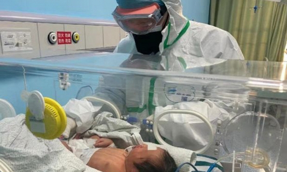 Phát hiện trường hợp bé 30 ngày tuổi bị nhiễm virus corona lây từ mẹ