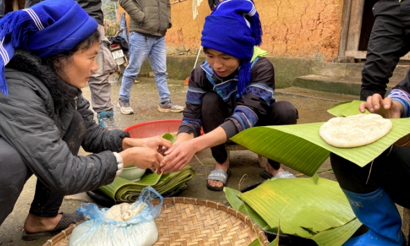 Xem người Hà Nhì gói bánh dày ăn Tết tháng Giêng