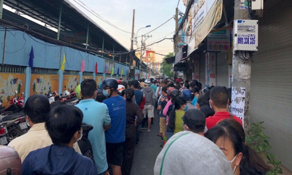 Người Sài Gòn rồng rắn xếp hàng mua khẩu trang tại chợ thuốc tây Quận 10
