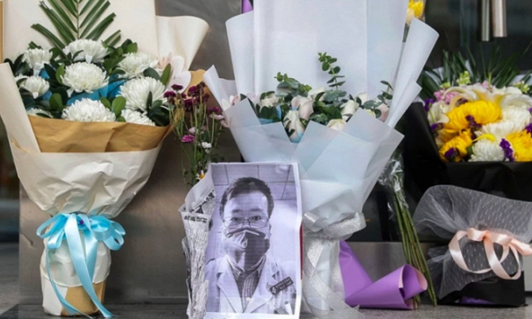 Trung Quốc: Người dân đặt hoa tại bệnh viện tưởng nhớ bác sĩ Lý Văn Lượng