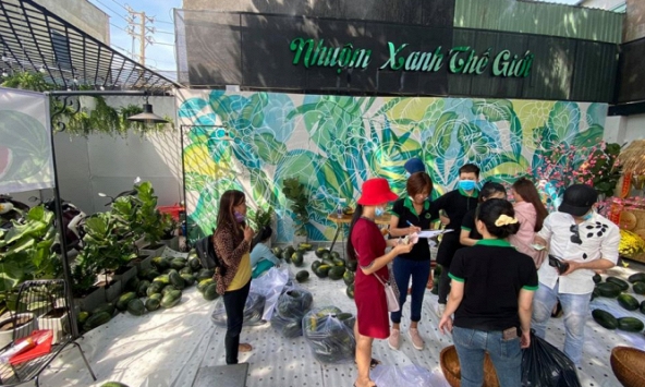 Người dân TP.HCM xếp hàng mua giải cứu nông sản