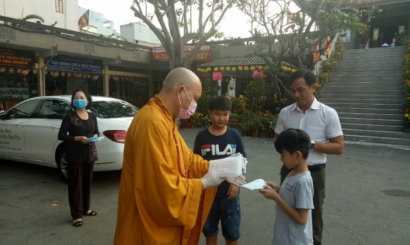 Giáo hội Phật giáo Việt Nam yêu cầu tất cả người lễ chùa phải đeo khẩu trang 