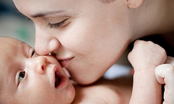 Cao điểm dịch corona: Cẩn thận với thói quen hôn hít trẻ