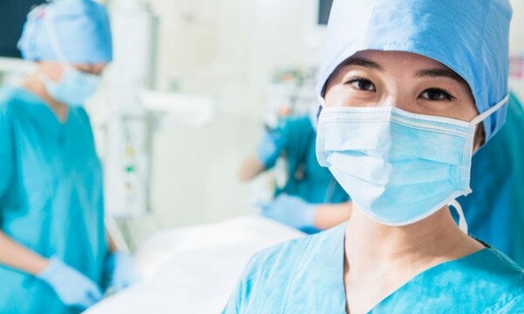 Bác sĩ không nghỉ trưa, may khẩu trang chống dịch: chuyện cười ra nước mắt!