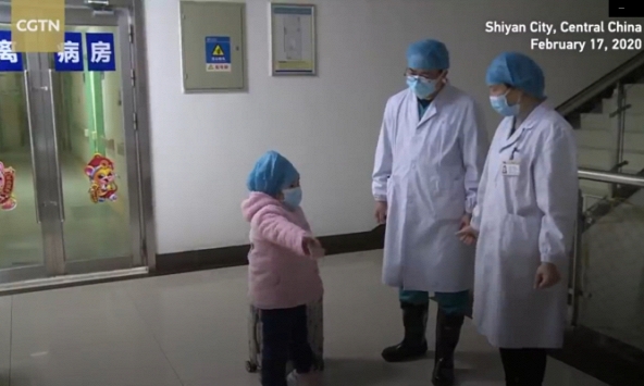 Em bé 5 tuổi nhảy vô cùng đáng yêu để cảm ơn bác sỹ sau 16 ngày điều trị Covid-19