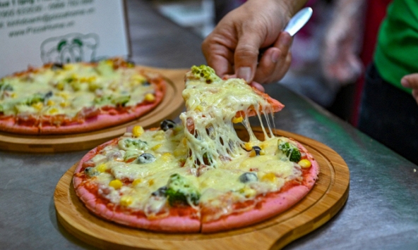 Pizza thanh long độc, lạ giá 55.000 đồng/chiếc