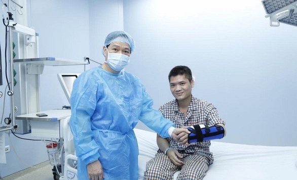 Việt Nam là nước đầu tiên thực hiện thành công ca ghép tay từ người cho sống 