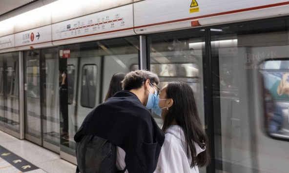 Nên cấm hôn nhau và tiếp xúc cơ thể để ngăn ngừa covid-19?