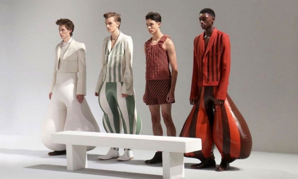 Những trang phục gây tranh cãi làng mốt đầu năm 2020