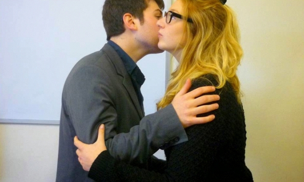 Chính phủ Pháp khuyến cáo mọi người trao nụ hôn khi chào hỏi