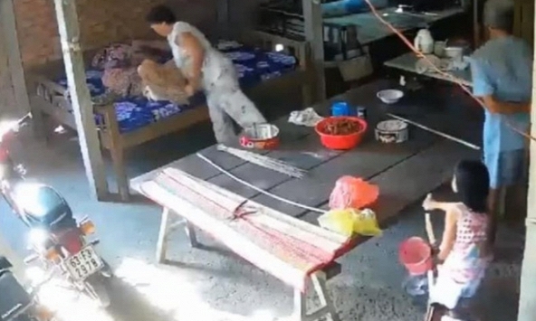 Phạt tù từ 2 - 5 năm với hành vi ngược đãi, đánh đập bố mẹ già
