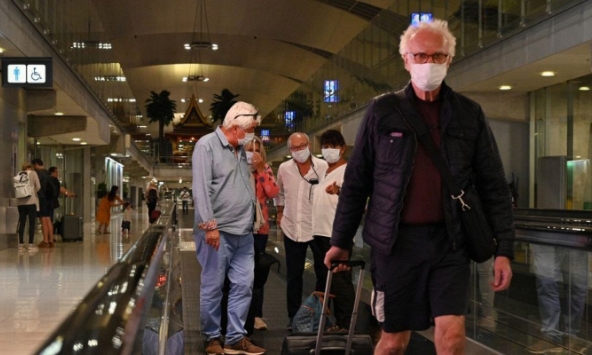 Tổng y sĩ Mỹ 'cầu xin' người dân đừng mua khẩu trang