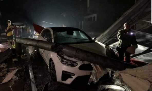 Yên Bái: Mưa đá kèm theo giông khiến nhiều nhà tốc mái, xe cộ đổ la liệt ngoài đường