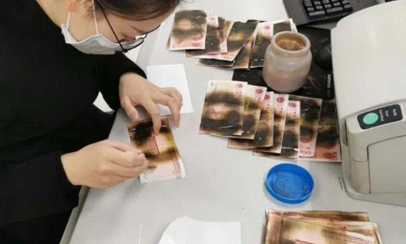 Người phụ nữ cho tiền vào lò vi sóng khử trùng tránh covid-19