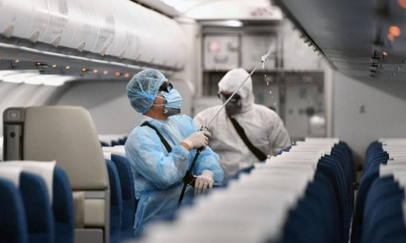 Chuyên gia giải đáp về việc đi chung máy bay với người nhiễm Covid-10 có dễ bị lây không?