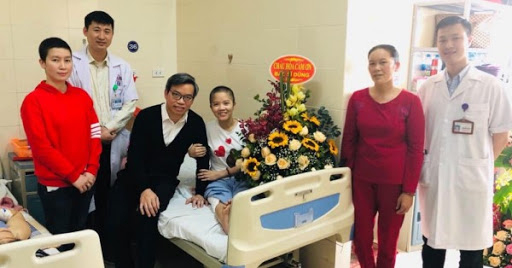 Việt Nam có ca phẫu thuật thay toàn bộ xương đùi bằng kim loại đầu tiên