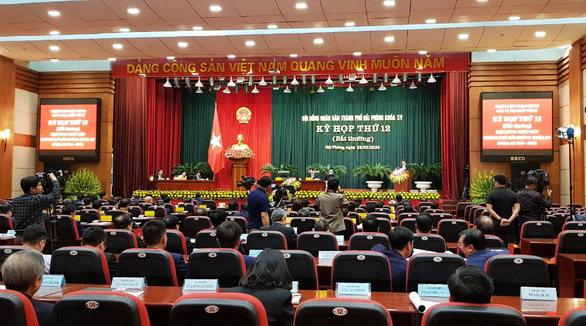 Hải Phòng tạm dừng việc tặng ấm chén và cờ cho dân