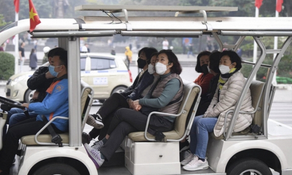 Bác sĩ Trương Hữu Khanh tư vấn cách tự bảo vệ khi đến chốn đông người trong mùa dịch COVID-19