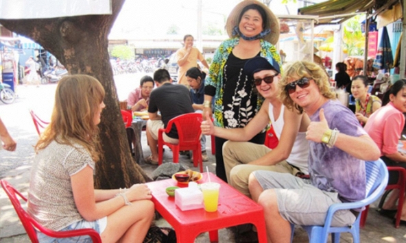 Từ câu chuyện khách Tây bị 6 khách sạn từ chối: Ứng xử sao cho hợp tình, hợp lý?