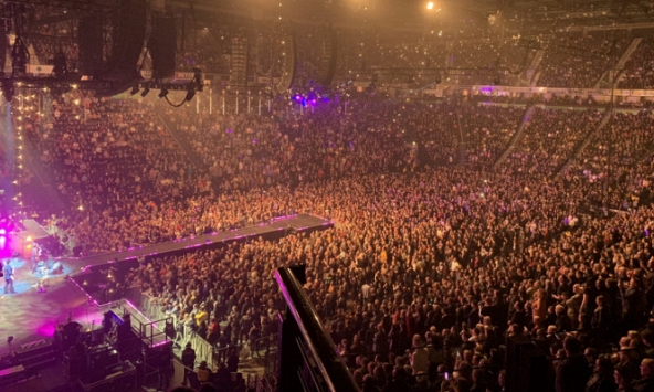 Anh: Hàng nghìn người tham gia xem hòa nhạc dù dịch Covid-19 đang lây lan mọi nơi