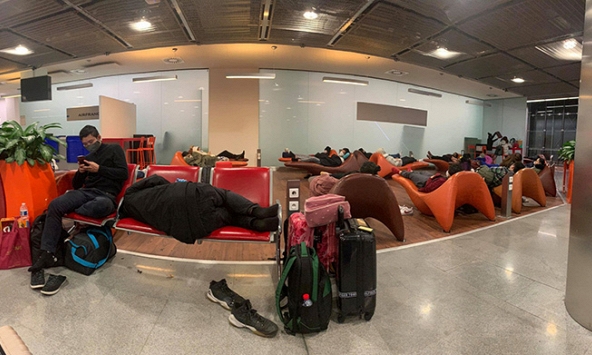 Hơn 40 người Việt mắc kẹt ở sân bay Paris