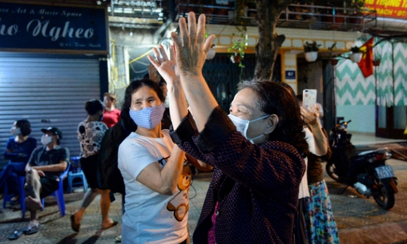 Người dân phố Trúc Bạch vui mừng khi hết thời gian cách ly