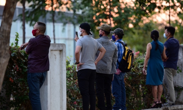 Gia đình tiếp tế đồ ăn cho con ở khu cách ly tập trung Đại học quốc gia TP.HCM