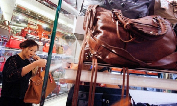 Người dân Hong Kong bán đồ hàng hiệu cá nhân để kiếm tiền mùa dịch