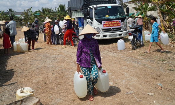 Nông dân miền Tây xếp hàng dài chờ nước ngọt trong cảnh hạn mặn